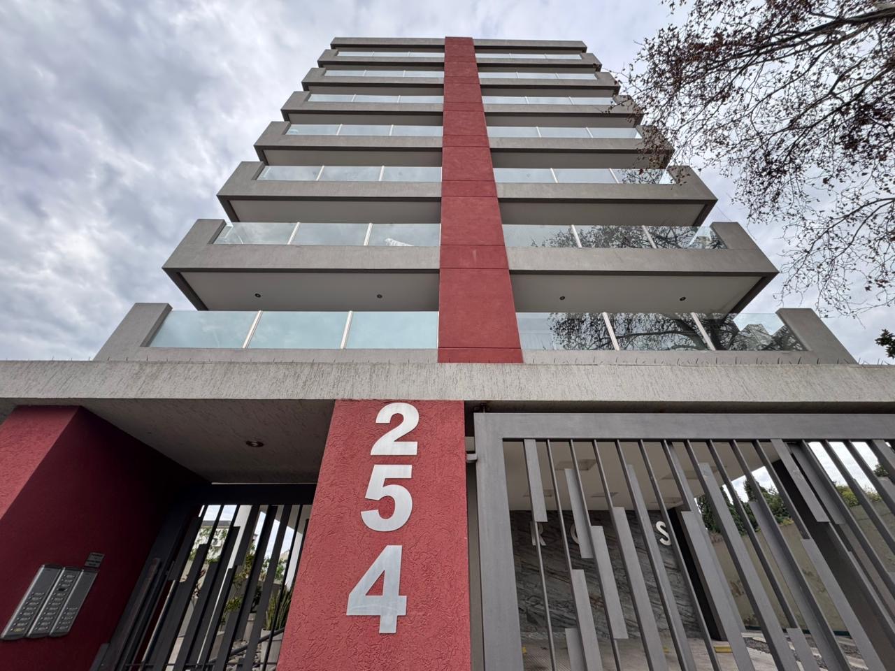 LOS POZOS 254 2°C – DEPTO 2 AMBIENTES – ITUZAINGÓ SUR